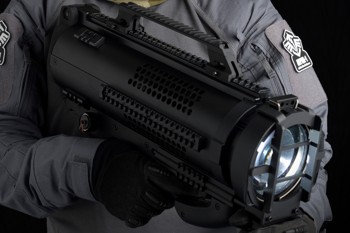 Searchlight design enabling stable handling and easy aiming at distant targets