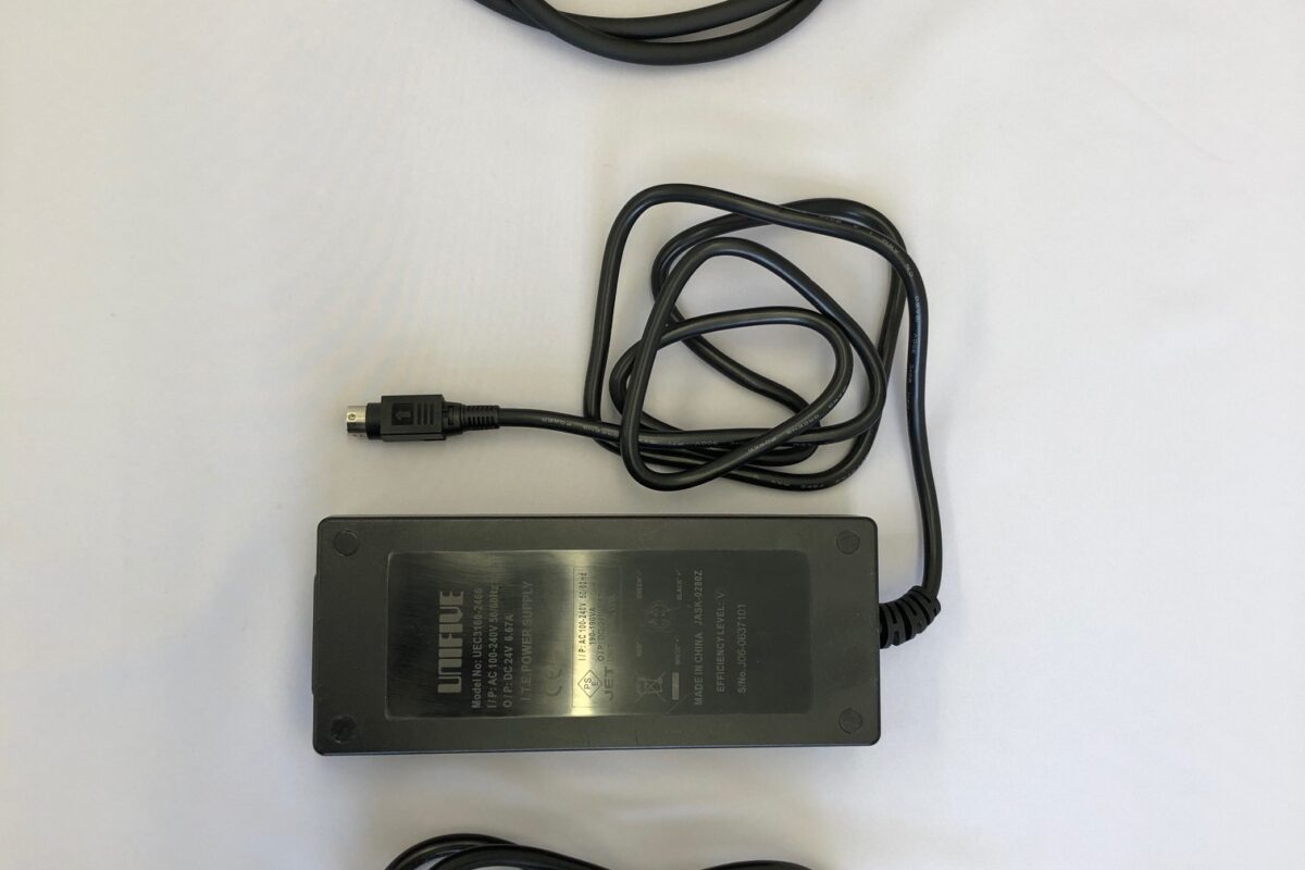 5m AC/DC power cable connecting power supply to ALPHA-1 (AC 100–240V compatible)